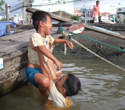 Báo động đỏ về mầm bệnh tả trong nước sông - 2 Báo động đỏ về mầm bệnh tả trong nước sông - 2