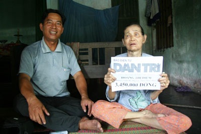 Trao gần 20 triệu đồng tới 4 gia đình khó khăn - 3