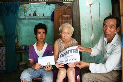 Trao gần 20 triệu đồng tới 4 gia đình khó khăn - 4