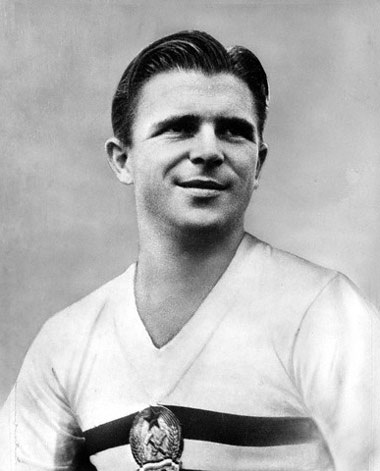 Những “số 10” vĩ đại nhất của bóng đá thế giới - 8