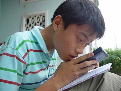 Cậu học trò có tài “ngửi chữ” - 1 Cậu học trò có tài “ngửi chữ” - 1