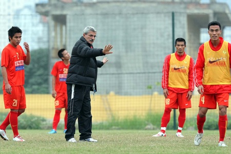 HLV Calisto phẫu thuật thành công đốt sống cổ - 1