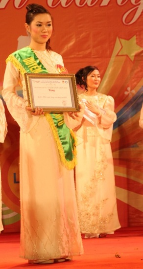 Phạm Kiều Trang - Hoa khôi trường Kinh tế kỹ thuật Công nghiệp - 3 Phạm Kiều Trang - Hoa khôi trường Kinh tế kỹ thuật Công nghiệp - 3