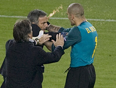 Victor Valdes tức giận bóp cổ Mourinho - 1 Victor Valdes tức giận bóp cổ Mourinho - 1
