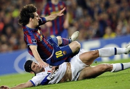Tử chiến với 10 người, Inter “đá bay” Barca khỏi Bán kết - 1 Tử chiến với 10 người, Inter “đá bay” Barca khỏi Bán kết - 1
