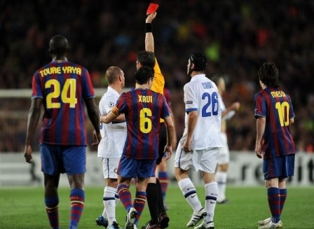 Tử chiến với 10 người, Inter “đá bay” Barca khỏi Bán kết - 2 Tử chiến với 10 người, Inter “đá bay” Barca khỏi Bán kết - 2