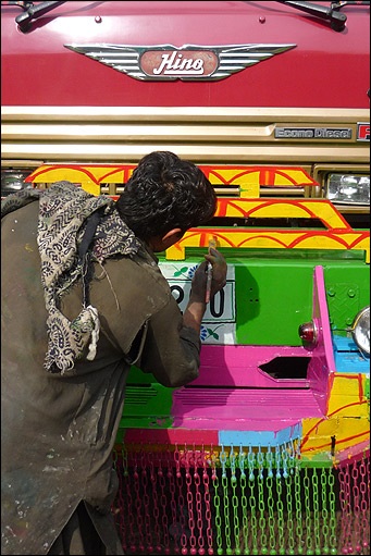 Nghệ thuật vẽ tranh xe độc đáo ở Pakistan - 1