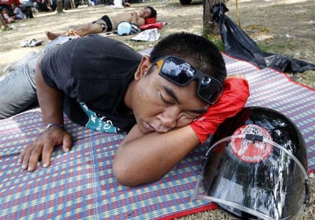 Thâm nhập “phòng tuyến” của người biểu tình “áo đỏ” - 1