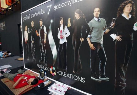 Thâm nhập “phòng tuyến” của người biểu tình “áo đỏ” - 14