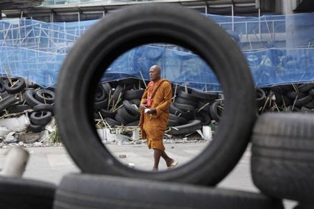 Thâm nhập “phòng tuyến” của người biểu tình “áo đỏ” - 7