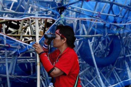 Thâm nhập “phòng tuyến” của người biểu tình “áo đỏ” - 8