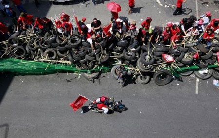 Thâm nhập “phòng tuyến” của người biểu tình “áo đỏ” - 6