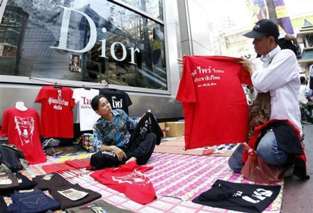 Thâm nhập “phòng tuyến” của người biểu tình “áo đỏ” - 17