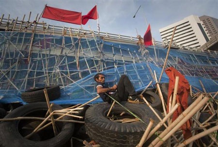 Thâm nhập “phòng tuyến” của người biểu tình “áo đỏ” - 2