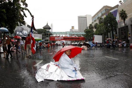 Thâm nhập “phòng tuyến” của người biểu tình “áo đỏ” - 20