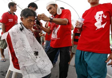 Thâm nhập “phòng tuyến” của người biểu tình “áo đỏ” - 16