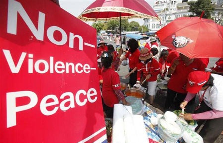 Thâm nhập “phòng tuyến” của người biểu tình “áo đỏ” - 12