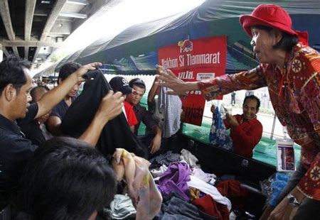 Thâm nhập “phòng tuyến” của người biểu tình “áo đỏ” - 9