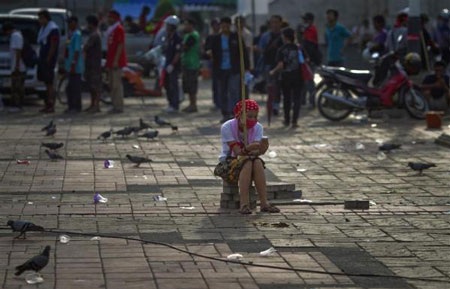 Thâm nhập “phòng tuyến” của người biểu tình “áo đỏ” - 11