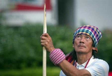 Thâm nhập “phòng tuyến” của người biểu tình “áo đỏ” - 3