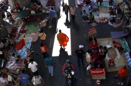 Thâm nhập “phòng tuyến” của người biểu tình “áo đỏ” - 21