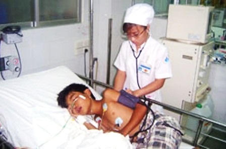 Suýt chết vì uống nhầm hóa chất vệ sinh chuồng trại - 1