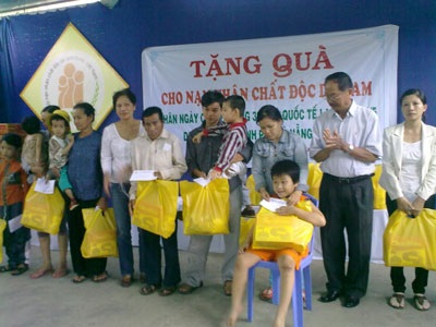 Tặng quà các em nhỏ nạn nhân chất độc da cam nhân dịp lễ 30.4- 1.5 - 1