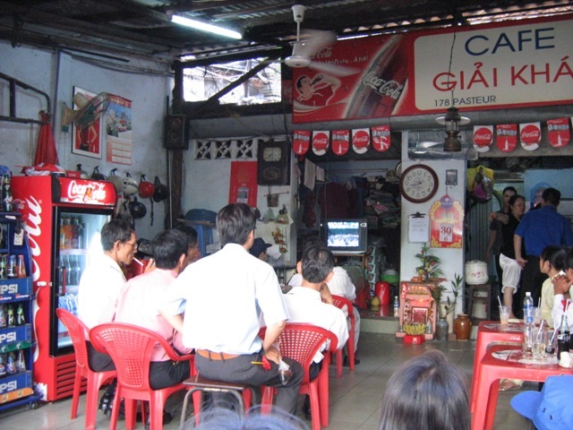 TPHCM ngập trong không khí hào hùng và cờ hoa - 7 TPHCM ngập trong không khí hào hùng và cờ hoa - 7