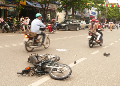 Tài xế bỏ trốn sau khi gây tai nạn nghiêm trọng - 1