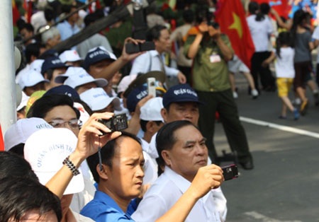 Thú vị hình ảnh “phó nháy” tác nghiệp trong dịp lễ 30/4 - 13 Thú vị hình ảnh “phó nháy” tác nghiệp trong dịp lễ 30/4 - 13