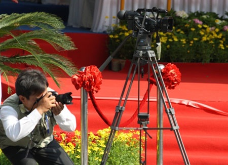 Thú vị hình ảnh “phó nháy” tác nghiệp trong dịp lễ 30/4 - 3 Thú vị hình ảnh “phó nháy” tác nghiệp trong dịp lễ 30/4 - 3