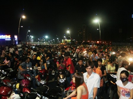 “Đội mưa” xem pháo hoa mừng ngày toàn thắng - 1