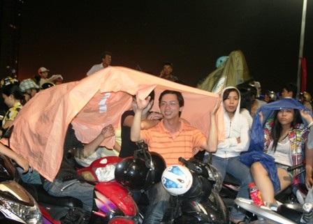 “Đội mưa” xem pháo hoa mừng ngày toàn thắng - 4