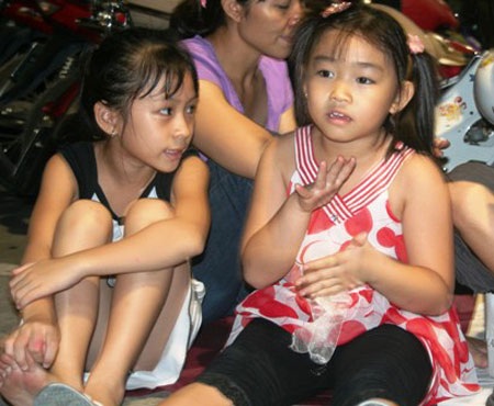 “Đội mưa” xem pháo hoa mừng ngày toàn thắng - 3