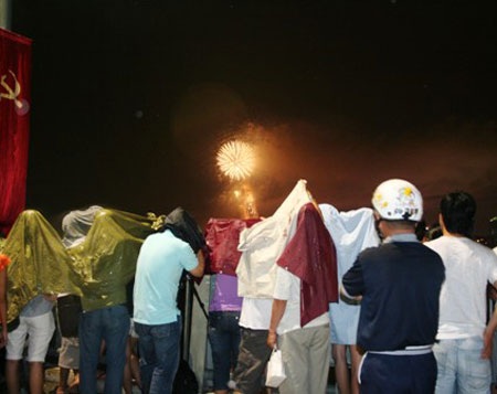 “Đội mưa” xem pháo hoa mừng ngày toàn thắng - 5