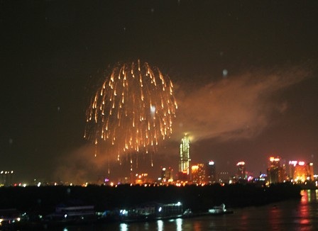 “Đội mưa” xem pháo hoa mừng ngày toàn thắng - 6