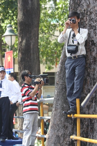 Thú vị hình ảnh “phó nháy” tác nghiệp trong dịp lễ 30/4 - 8 Thú vị hình ảnh “phó nháy” tác nghiệp trong dịp lễ 30/4 - 8