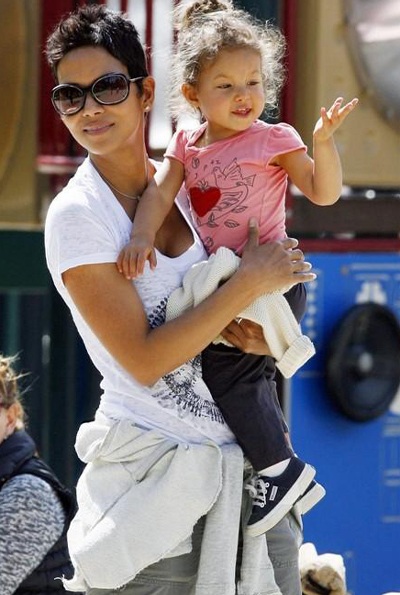 Halle Berry đã chia tay phi công trẻ - 2 Halle Berry đã chia tay phi công trẻ - 2