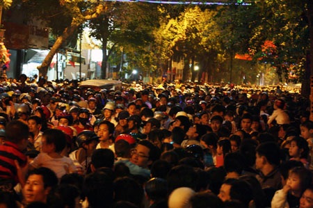 Biển người nô nức xem pháo hoa mừng ngày thống nhất - 7 Biển người nô nức xem pháo hoa mừng ngày thống nhất - 7