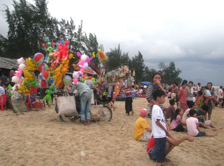 Các bãi biển ngày lễ “hút” khách nhí  - 3