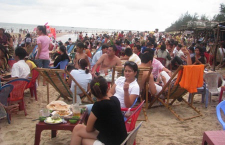 Các bãi biển ngày lễ “hút” khách nhí  - 2