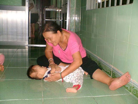 Mẹ thương binh nuôi gần trăm con tật nguyền - 1 Mẹ thương binh nuôi gần trăm con tật nguyền - 1