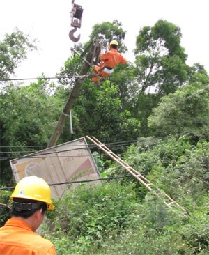 Xe đông lạnh lật nhào gây mất điện trên diện rộng - 1 Xe đông lạnh lật nhào gây mất điện trên diện rộng - 1