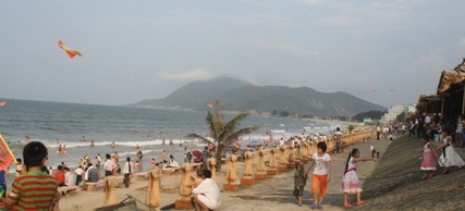 Khai mùa Du lịch biển Thiên Cầm trong ngày đại lễ - 3