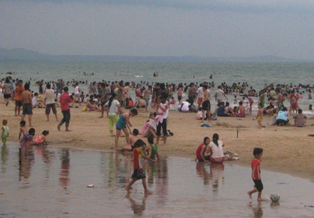 Các bãi biển ngày lễ “hút” khách nhí  - 1