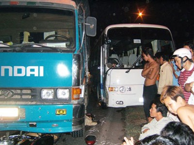 Cán chết người, xe tải “ép” xe khách leo dải phân cách  - 1