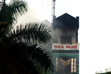 Khói mù mịt trên tầng thượng nhà nghỉ - 1 Khói mù mịt trên tầng thượng nhà nghỉ - 1
