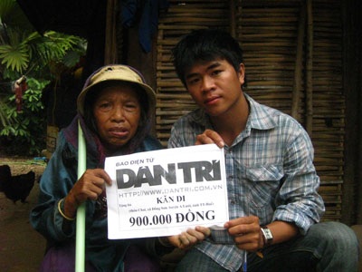 Quà nhân ái trở lại với mẹ Kăn Di - 1