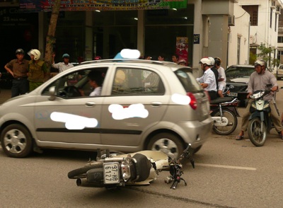 Tài xế bỏ trốn sau tai nạn chết người ra đầu thú - 1