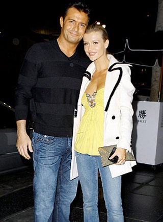 Siêu mẫu gợi cảm đính hôn với chủ hộp đêm - 1 Siêu mẫu gợi cảm đính hôn với chủ hộp đêm - 1